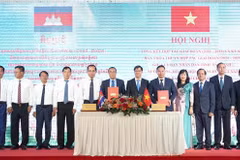 Signature du protocole d’accord de coopération entre la province vietnamienne de Tây Ninh et la province cambodgienne de Svay Rieng. Photo : VNA