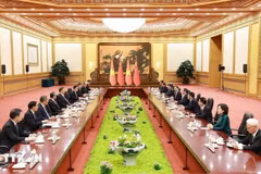 Entrevue entre le Premier ministre Pham Minh Chinh et le secrétaire général du Parti communiste chinois et président chinois Xi Jinping. Photo: VNA