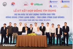 Lors de la cérémonie de signature du contrat de crédit du projet d’autoroute Dông Dang (Lang Son) - Trà Linh (Cao Bang), le 4 octobre. Photo : VietnamPlus