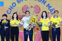 Le Premier ministre Phạm Minh Chinh s'inscrit comme donneur d'organes et de tissus, à Hanoi, le 19 mai. Photo : VNA