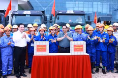 Le Premier ministre Pham Minh Chinh offre des cadeaux aux ingénieurs et aux ouvriers sur le chantier du projet. Photo: VNA