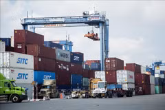Manutention de conteneurs au port de Cat Lai, à Hô Chi Minh Ville. Photo : VNA