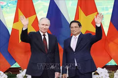 Le Premier ministre Pham Minh Chinh (à droite) et le président russe Vladimir Poutine, à Hanoi, le 20 juin. Photo: VNA