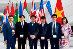 Des lycéens vietnamiens ont été décorés de médailles d’or et d’argent au Kazakhstan.. Photo : VNA