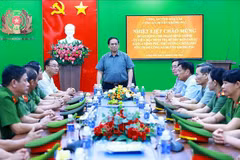 Le Premier ministre Pham Minh Chinh travaille avec la Police du district de Krông Pac, province de Dak Lak, à l’occasion du 79e anniversaire de la Journée traditionnelle des forces de police populaire (19 août 1945 - 2024). Photo : VNA