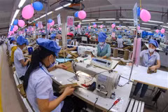 Des ouvriers au travail dans une entreprise de confection. Le taux de localisation de nombreux secteurs industriels clés, tels que l’habillement, est faible, dépendant fortement de l’importation de matières premières. Photo : VNA