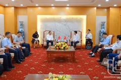 Des représentants du Comité populaire de la province de Thai Nguyên et du Comité nationale des affaires ethniques de Chine lors de la séance de travail. Photo : baothainguyen.vn