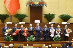 Le secrétaire général du Parti Tô Lâm (centre), le Premier ministre Pham Minh Chinh et le président de l’Assemblée nationale Trân Thanh Mân félicitent les personnels élus, nommés. Photo: VNA