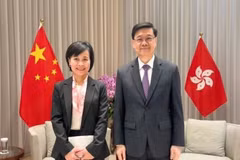 La consule générale du Vietnam à Hong Kong et Macao Lê Duc Hanh (à gauche) et directeur général de la Région administrative spéciale de Hong Kong (Chine) John Lee. Photo : VNA