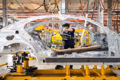 Ligne de production de Mercedes-Benz. Photo : vietnamnet.vn