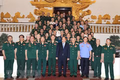 Le Premier ministre rencontre les anciens combattants du Front du Tây Nguyên