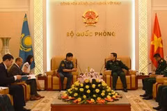 Le général Ngo Xuan Lich reçoit le vice-ministre kazakh de la Défense