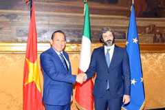 Le vice-PM Truong Hoa Binh rencontre le président de la Chambre des députés d’Italie