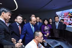 Le PM Nguyen Xuan Phuc rend visite à PSA et Supply Chain City de Singapour