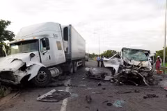 Quang Nam : un accident de la route fait 13 morts