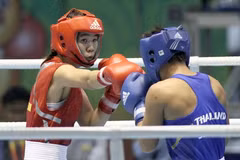 Les boxeuses en mettent plein la vue aux jeunes