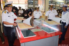 Des documents sur la souveraineté maritime du Vietnam exposés à Hoa Binh