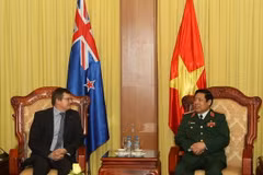 Le général Phung Quang Thanh reçoit le secrétaire général adjoint à la défense néo-zélandais