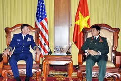 Les garde-côtes vietnamiennes et américaines renforcent leur coopération