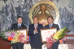 Remise de l’insigne «Pour la cause du tribunal» à des responsables laotiens et cambodgiens