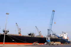 Un navire du Panama au port de Vung Ang