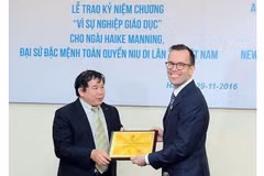 L’Ambassadeur néo-zélandais Haike Manning reçoit l’insigne "Pour l’œuvre de l’éducation du Vietnam"