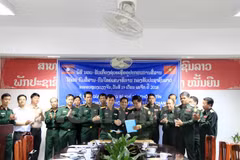 Le Vietnam offre des équipements informatiques à l'Armée populaire du Laos