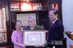 Le premier Viet kieu au Laos à recevoir l’insigne de 65 ans d’adhésion au Parti 