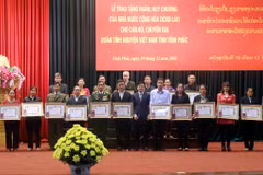 Le Laos honore des volontaires et experts de Vinh Phuc