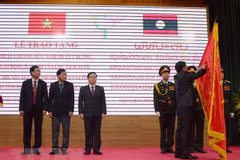 Le Laos remet des distinctions honorifiques à Dien Bien