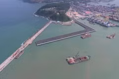 Le port de Da Nang a déchargé une quantité record de marchandises en juin