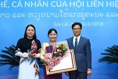 Des distinctions honorifiques remises à des femmes vietnamiennes et laotiennes