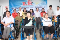 150 fauteuils roulants aux handicapés de la province de Dak Lak