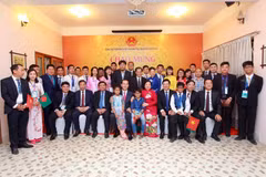 Le président Tran Dai Quang rencontre des Vietnamiens au Bangladesh