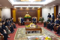 Une délégation laotienne en visite à Hoa Binh