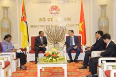 Le ministre Tô Lâm reçoit les ambassadeurs mozambicain et russe