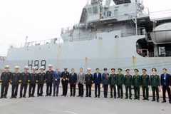 Le navire HMS Entreprise de la Marine royale britannique au port de Tan Vu (Hai Phong)