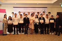 Remise de cadeaux à des stagiaires vietnamiens au Japon