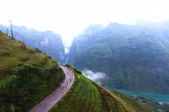 Environ 2.300 coureurs au marathon "Courir sur la route du bonheur" à Ha Giang