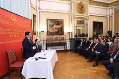 Le PM Pham Minh Chinh rencontre des Vietnamiens en Belgique
