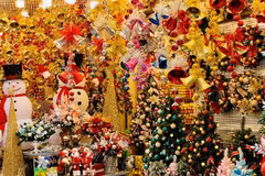 Le marché des décors et cadeaux de Noël s'anime à Hanoï