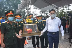Centre: Inhumation des restes d'une centaine de soldats et experts vietnamiens tombés au Laos