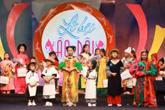 Le Festival d'ao dai des enfants du Vietnam promeut la quintessence de la culture nationale