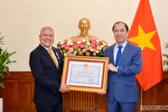 Remise de l’Ordre de l’Amitié à l’ambassadeur d'Indonésie au Vietnam