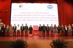 Remise de la carte topographique de la frontière Vietnam-Cambodge aux organes concernés