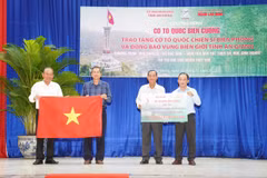 Remise de 10.000 drapeaux nationaux à An Giang