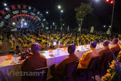 Les bouddhistes portent des masques en célébrant la fête Vu Lan à la pagode Ninh Tao (Ha Nam)