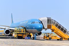 COVID-19: Un vol de "passeport vaccinal" atterrit à l'aéroport international de Van Don (Quang Ninh)