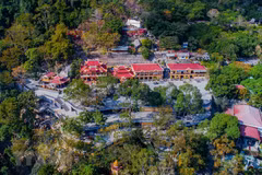 Le site touristique national de la montagne Ba Den ("Femme noire") vu d'en haut