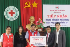Les Vietnamiens aux États-Unis soutiennent les sinistrés d’intempéries à Phu Yen 